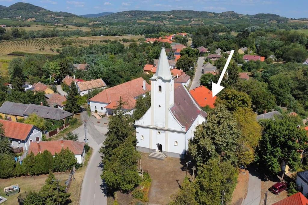 Parokia Apartman Es Coworking A Balaton Mellett Kaptalantoti Eksteriør bilde