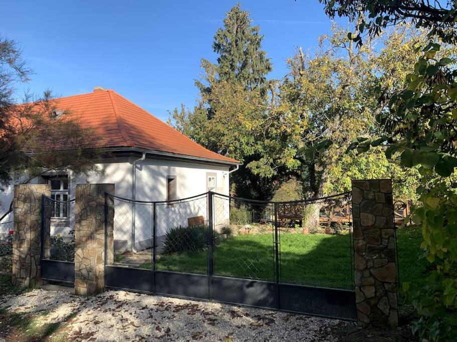 Parokia Apartman Es Coworking A Balaton Mellett Kaptalantoti Eksteriør bilde